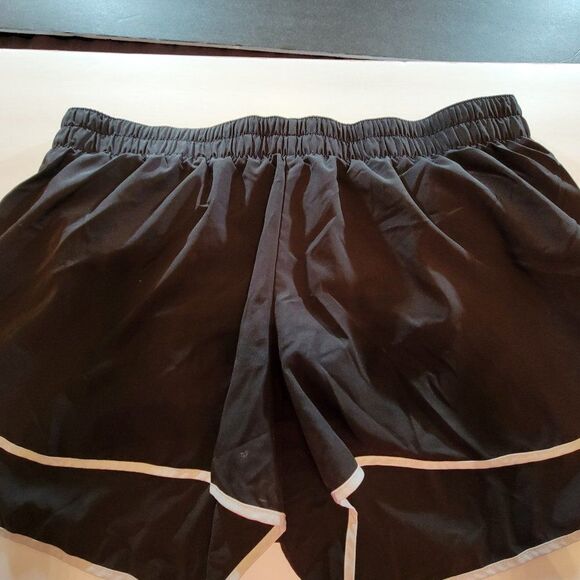 GAP WOMEN"S SHORT WITH WHITE STRIM LINE ALL AROUND - Picture 3 of 8